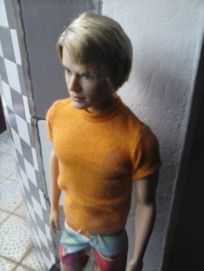 Ken Basics Jeans número 16; Foto: Magda Amaral (Ele está usando a roupa do boneco Chad de High School Musical 2)