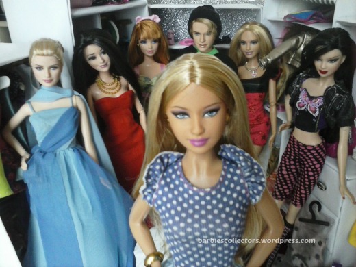 Barbie loira hiper-realista com características realistas