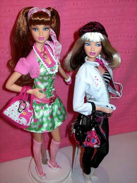 My Melody Barbie (2007) e Hello Kitty Barbie (2007); Foto: www.flickr.com