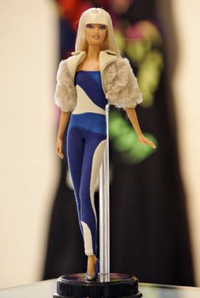 Barbie Versace Versus (Mold Face: Lara; Ano: 2005) ; Foto: ibnlive.in.com