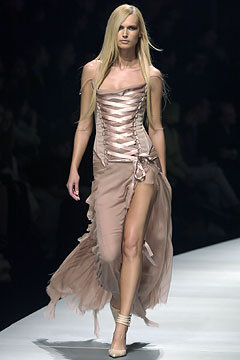 A mesma roupa da Barbie foi apresentada em um desfile em 2003; Foto: coolspotters.com