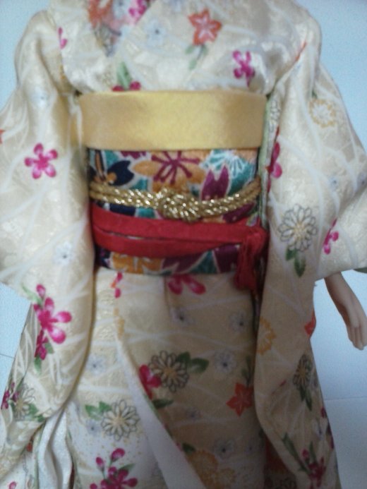 Essa faixa na barriga dela também faz parte do obi. Ele deixa o peito das maiko liso e portanto, com aparência mais infantil. Estas cordinhas amarradas são chamadas obiage e indica status; Foto: Magda Amaral/BC